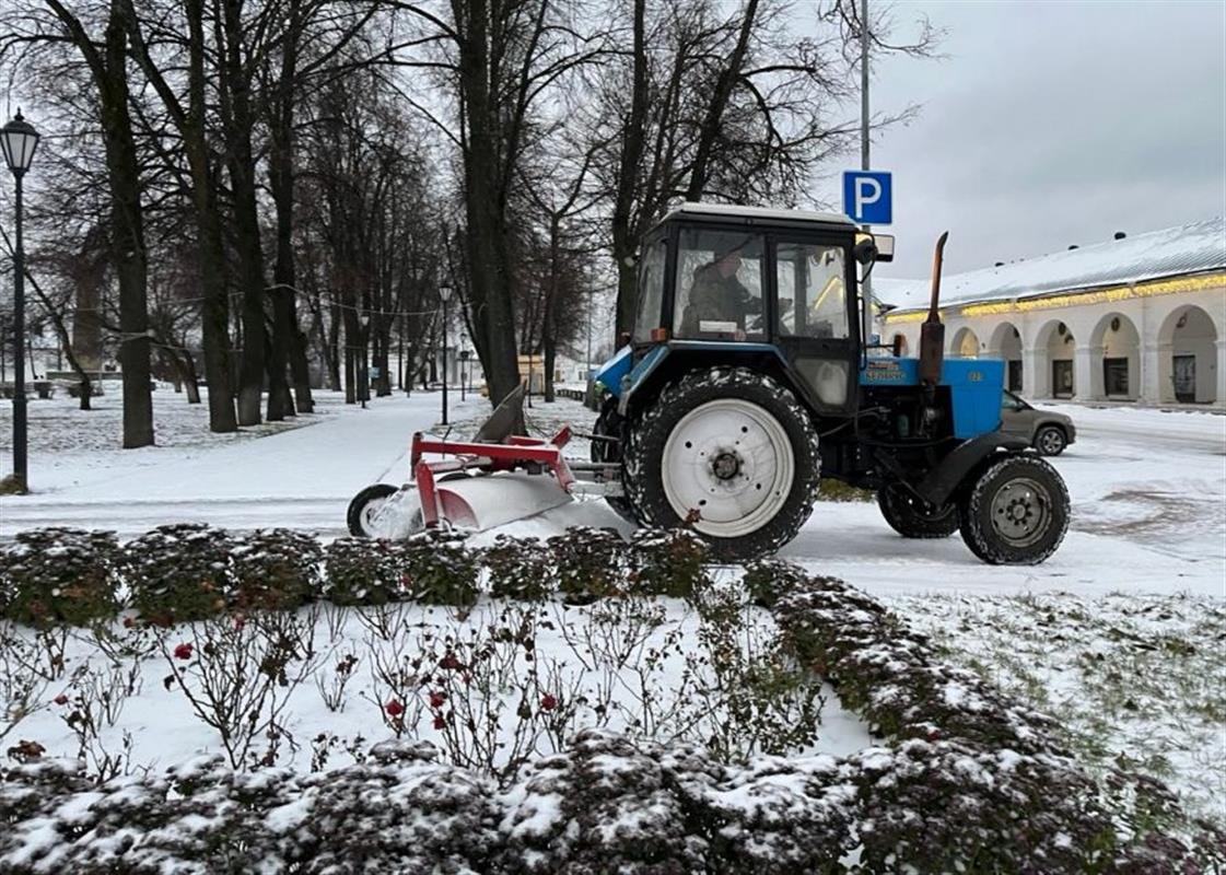 Костромские дорожники вышли на борьбу с наледью на городских улицах