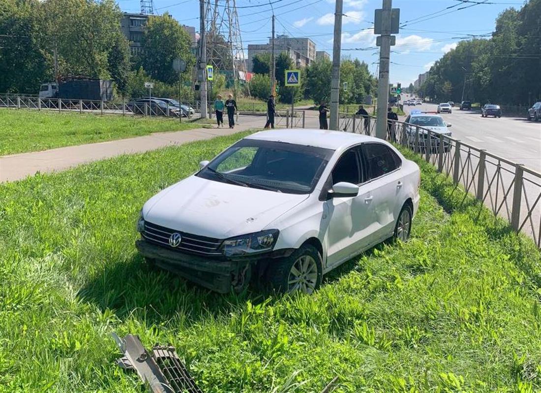 В Костроме водитель иномарки сбил 3-летнего ребёнка на тротуаре