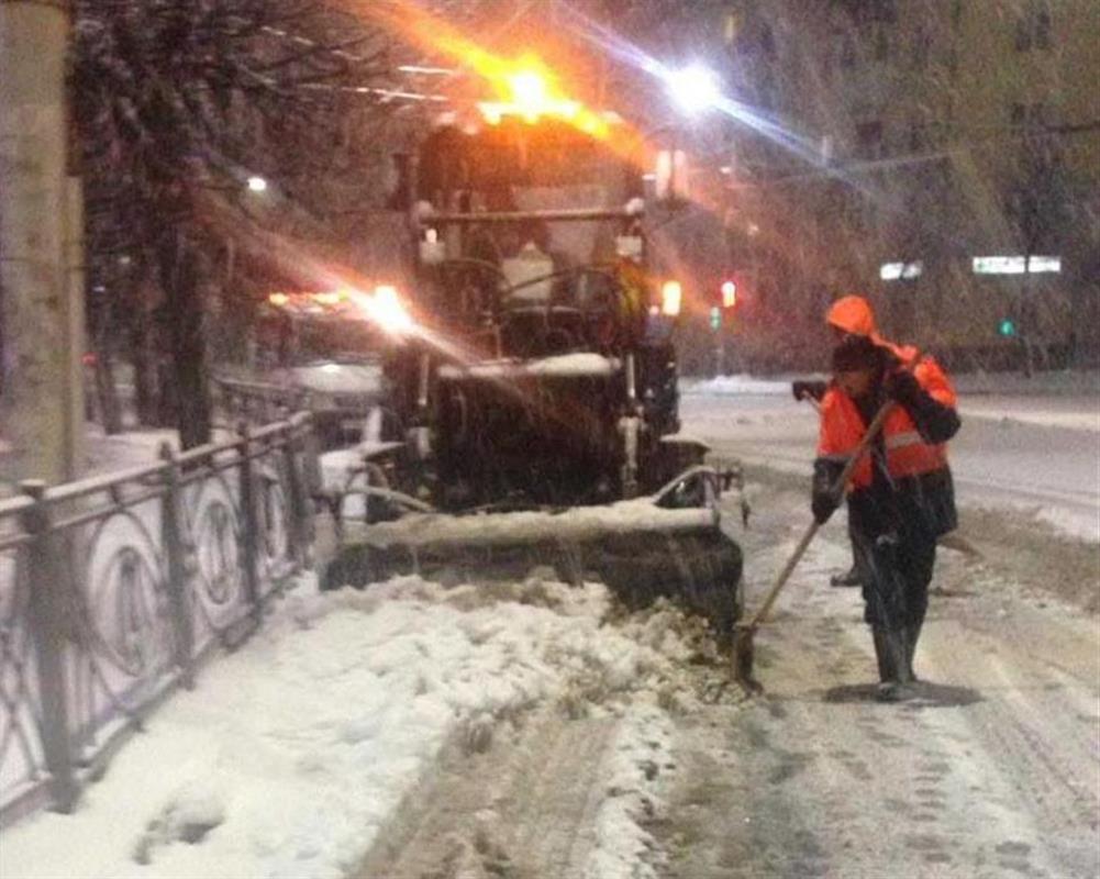 В Костроме дорожники вышли на расчистку улиц и тротуаров от снега 
