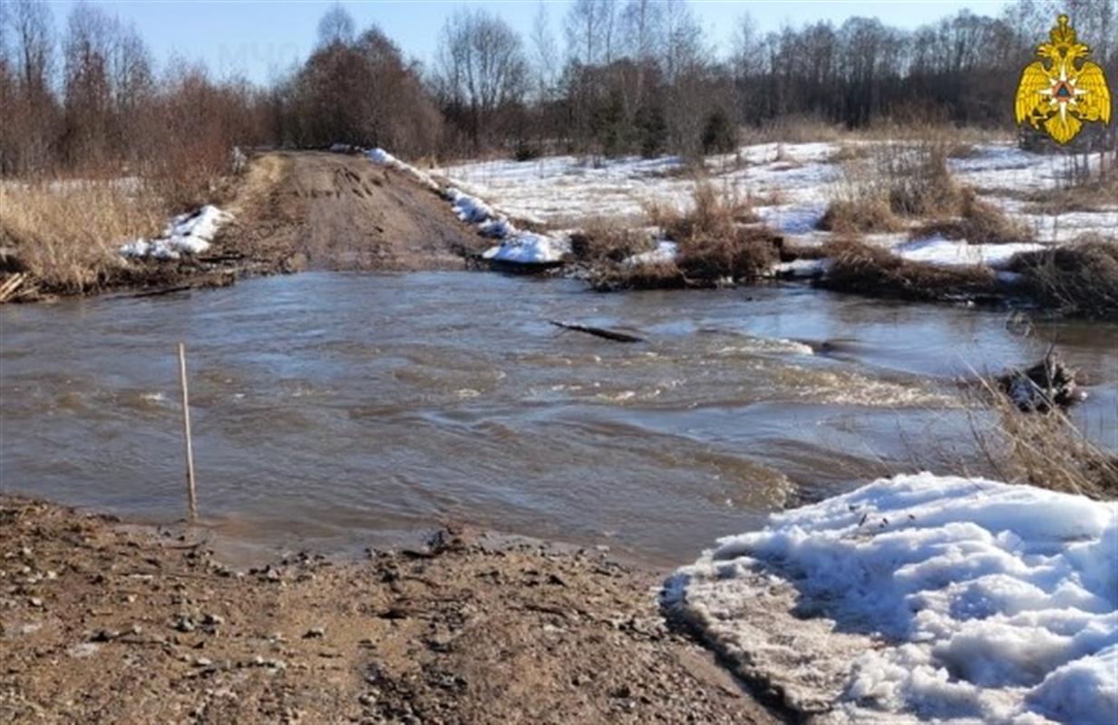 Дорогу к трем костромским деревням подтопило паводковыми водами
