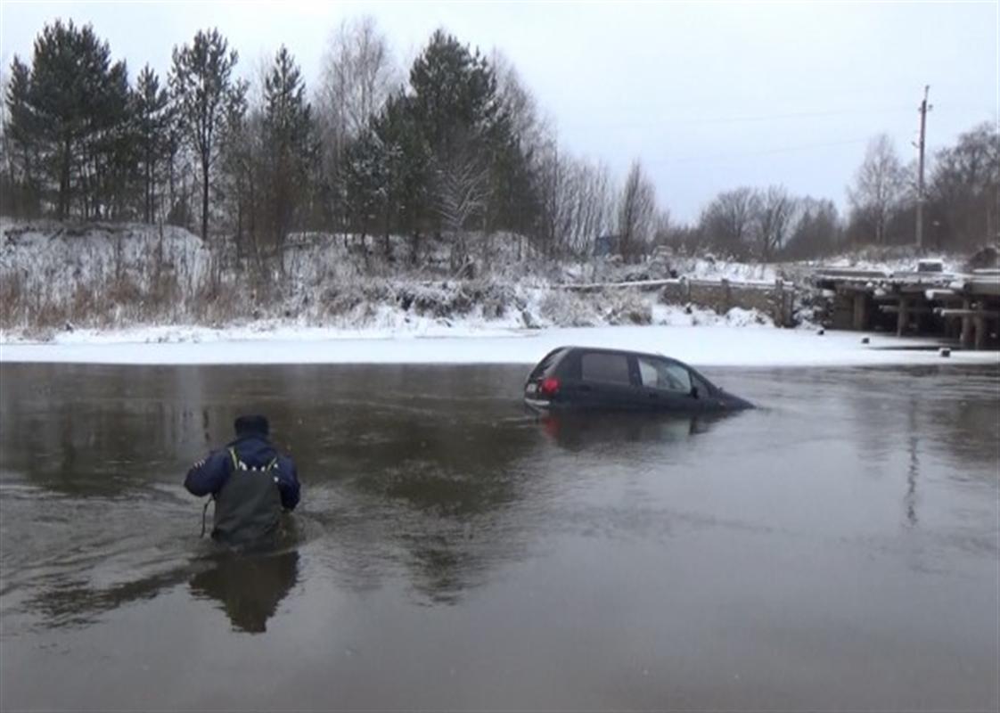 Костромские полицейские помогли женщине, упавшей на машине в реку