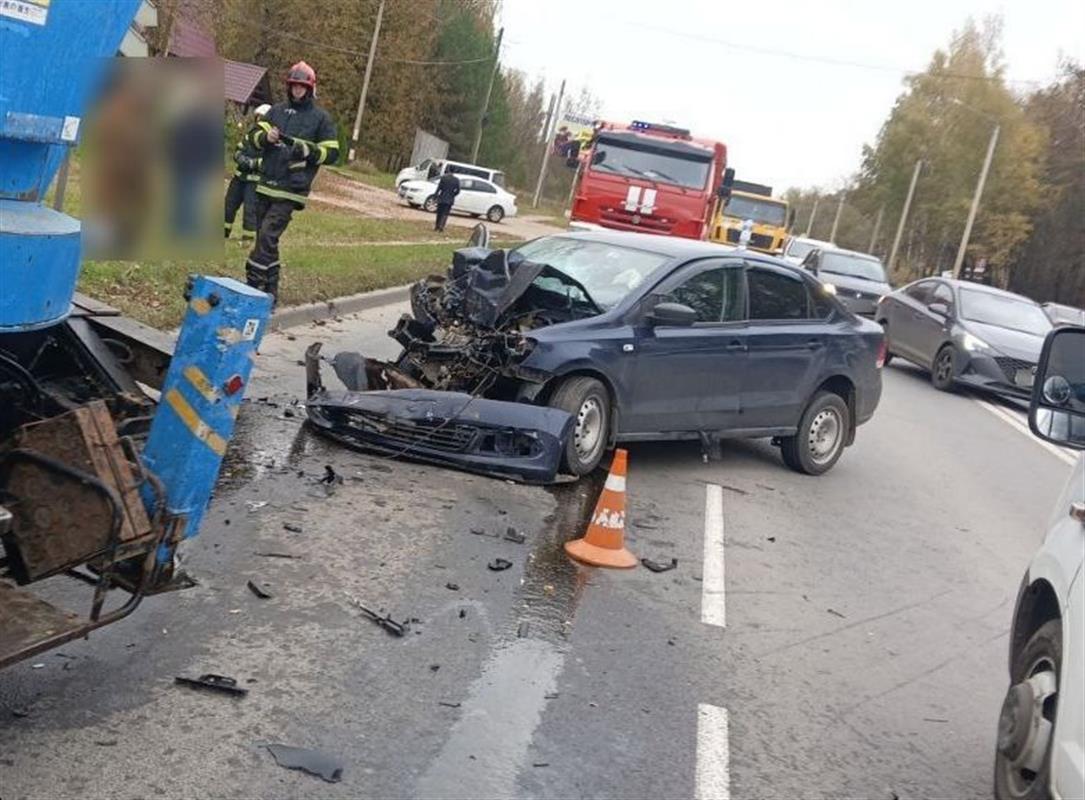 В Костроме нетрезвый водитель иномарки въехал в стоящий грузовик