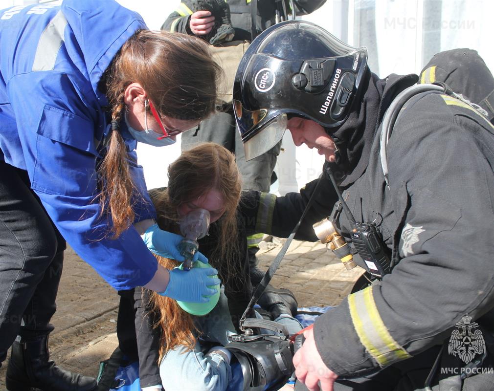 Сотрудники МЧС потушили условный пожар в Костромском областном колледже культуры