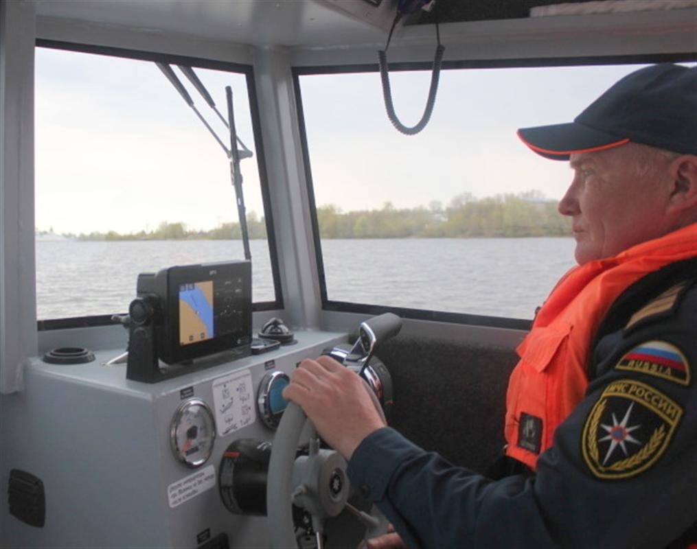 «Выходить на воду небезопасно»: в Костроме ежедневно патрулируют акваторию Волги