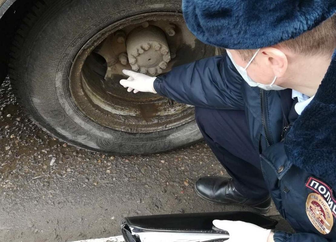 Потерявший запчасть пригородный автобус сняли с маршрута в Костроме  
