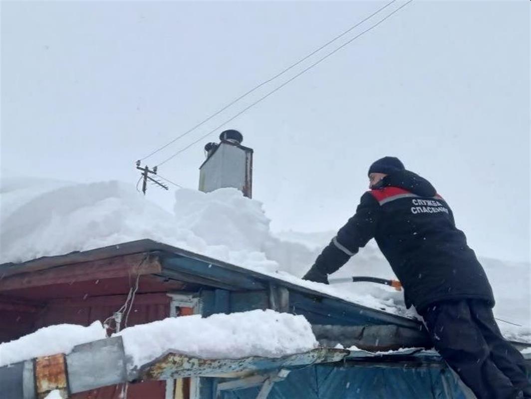 Жителям Костромы помогают с расчисткой крыш от снега и наледи
