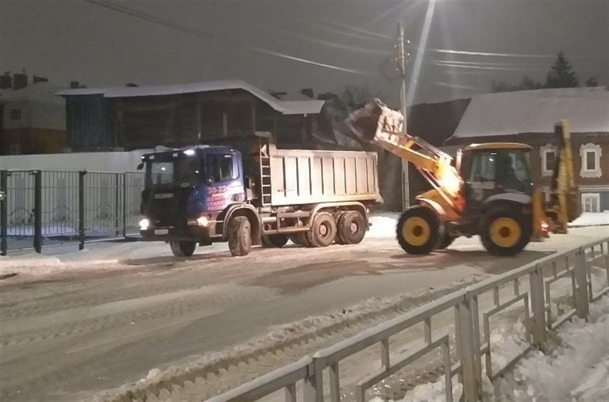 Юным костромичам расчистили дороги к школам и детским садам
