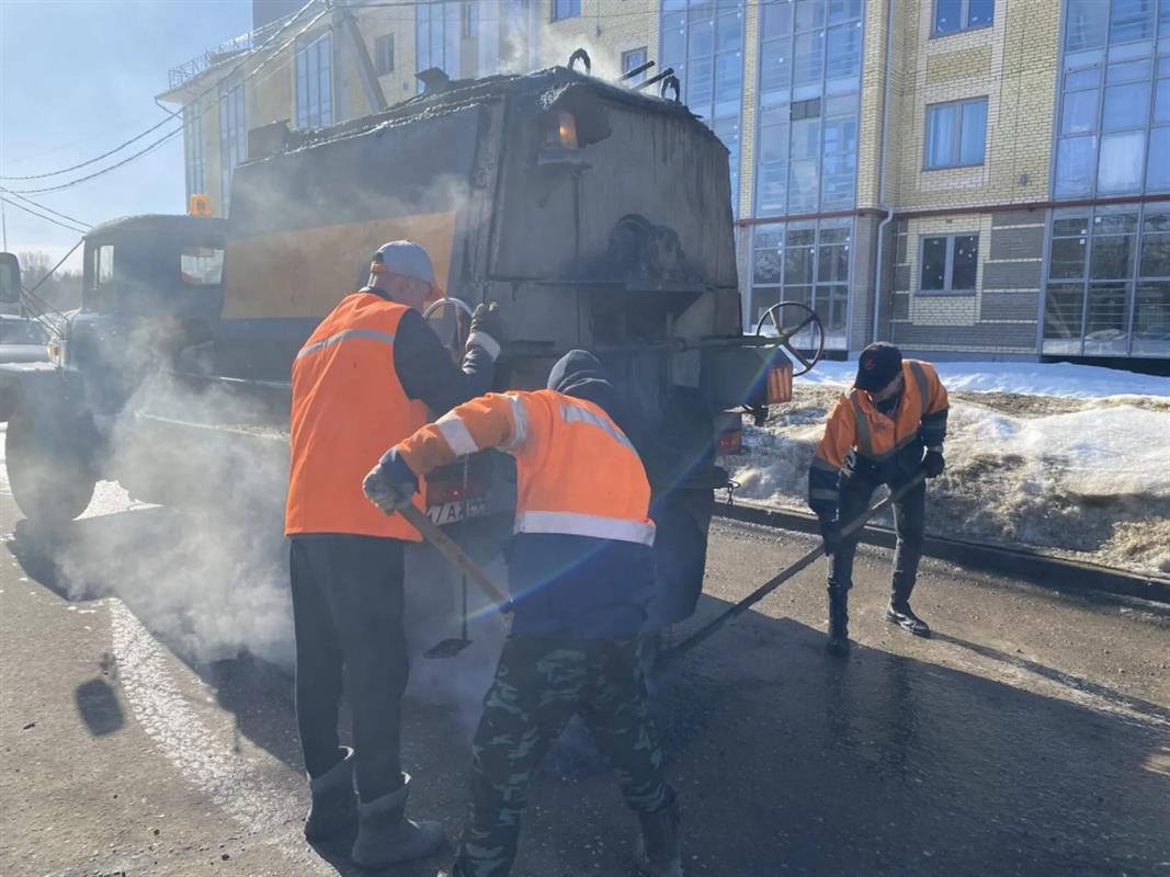 На проезжей части костромских улиц восстанавливают асфальт: где идут работы?
