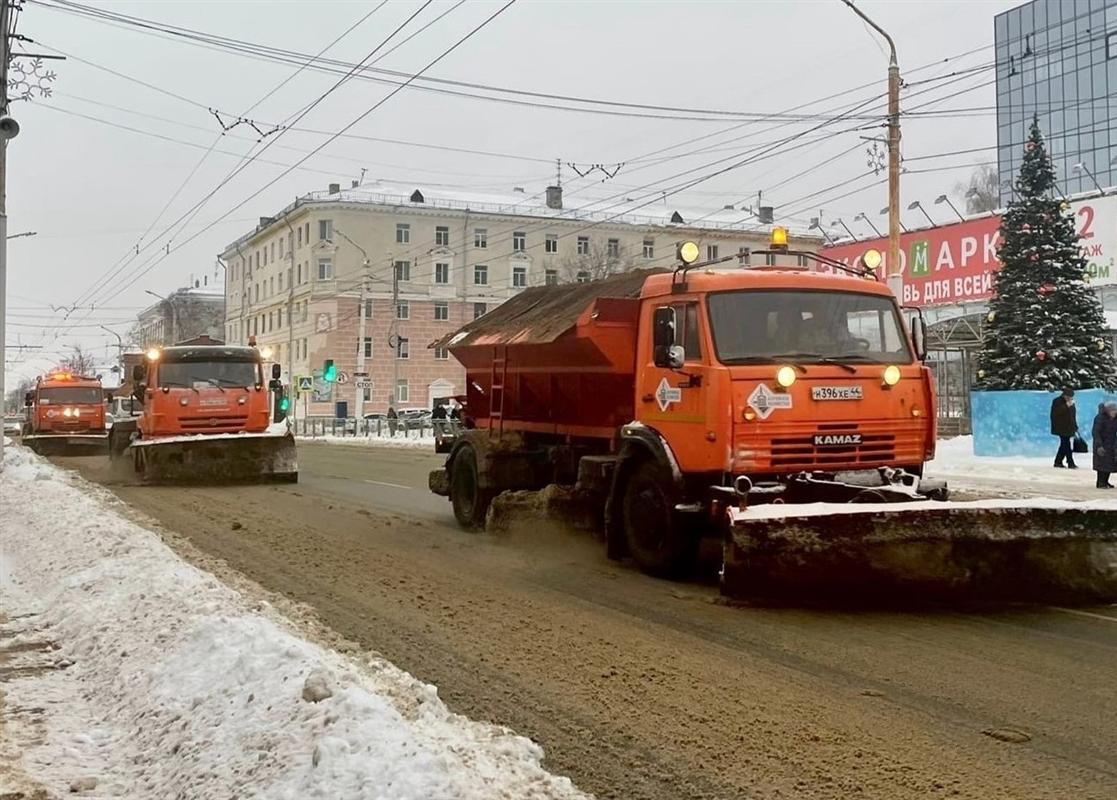 Дорожники чистят от снега главные и второстепенные улицы Костромы