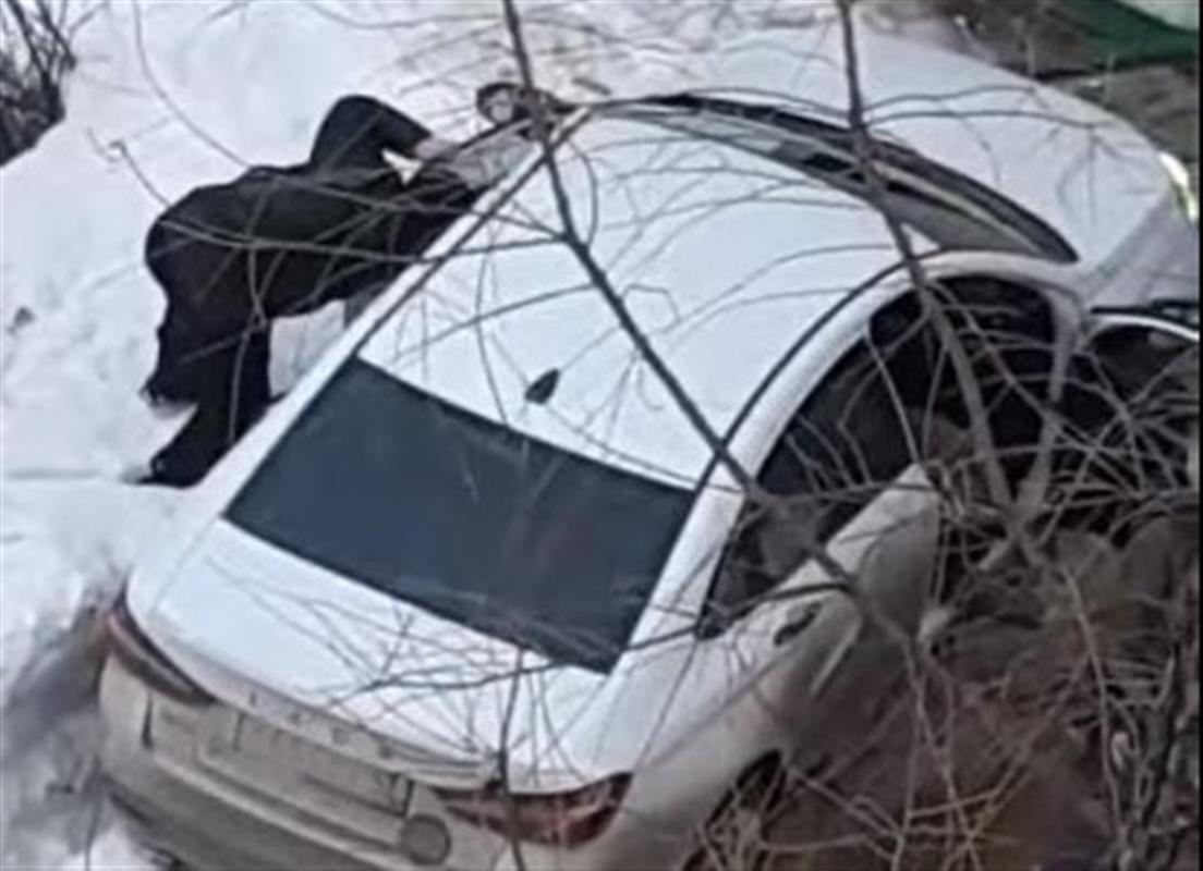 В Костроме 48-летний водитель умер за рулём автомобиля