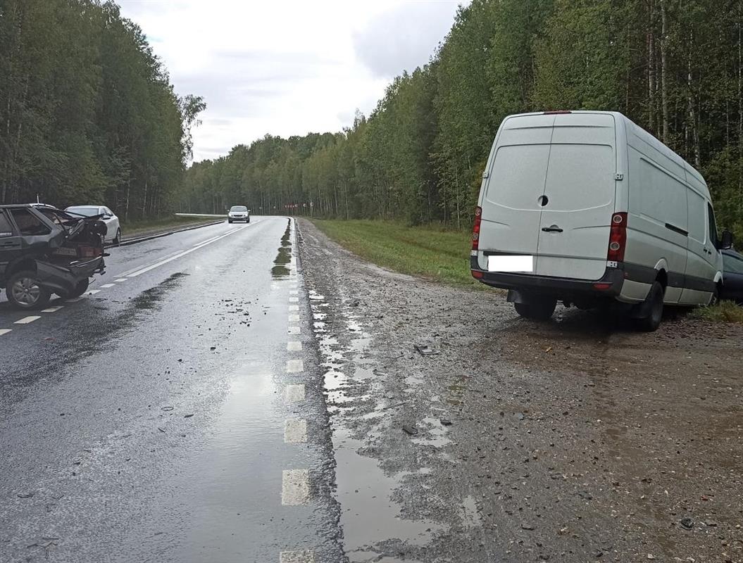 На костромской трассе водитель микроавтобуса устроила тройное ДТП