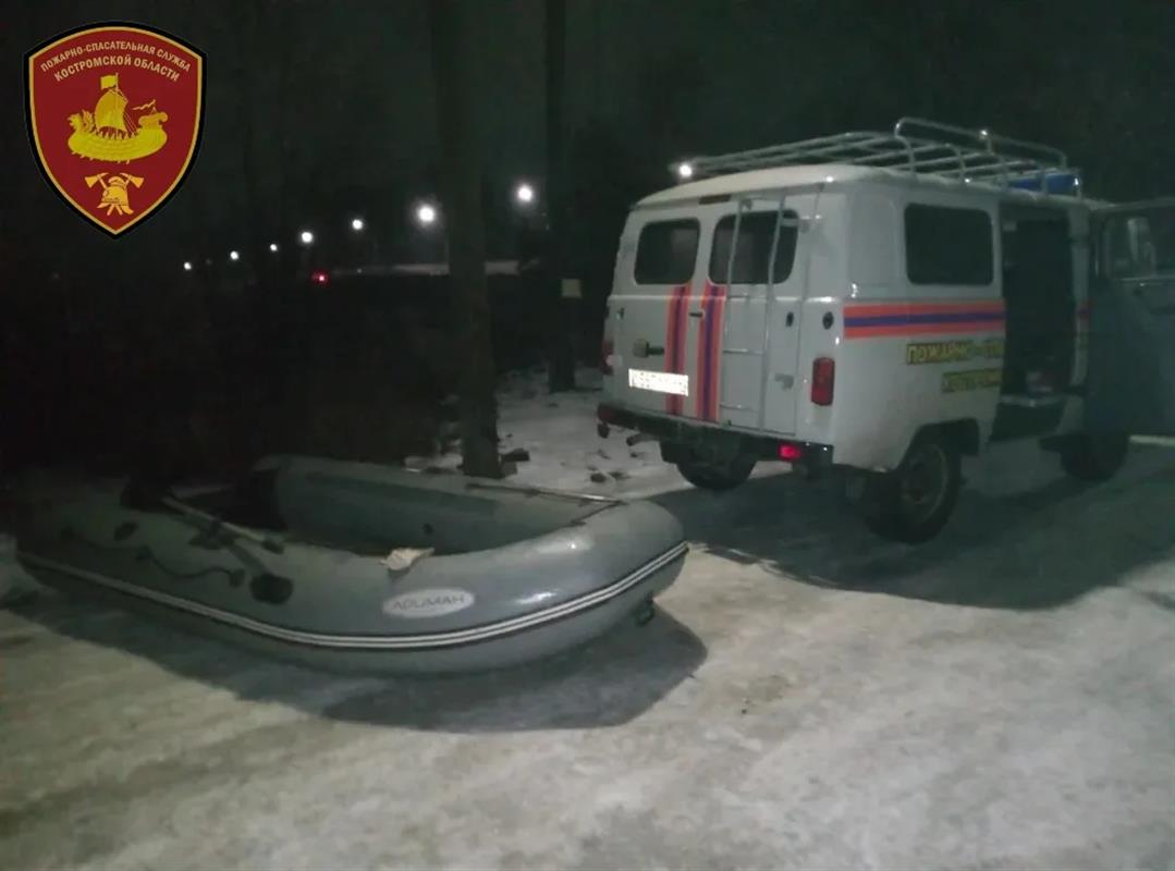 Костромские спасатели помогли детям достать упавший с моста телефон
