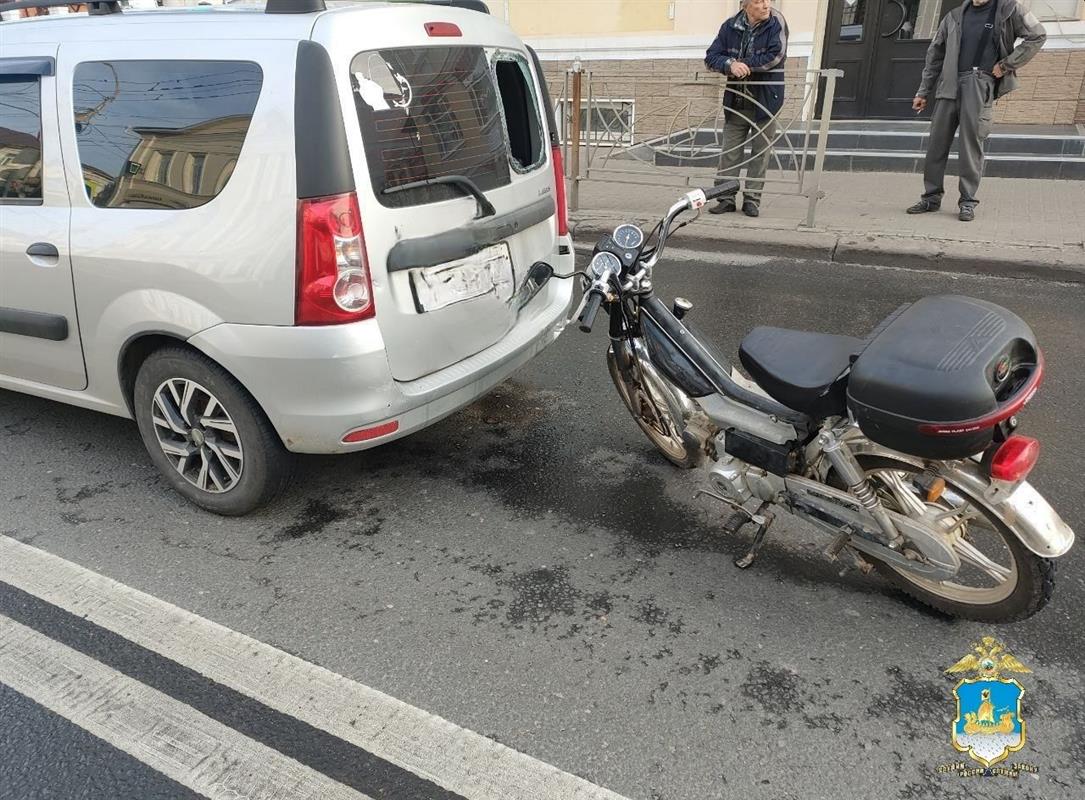 Подросток на мопеде столкнулся с легковым автомобилем на главной улице Костромы