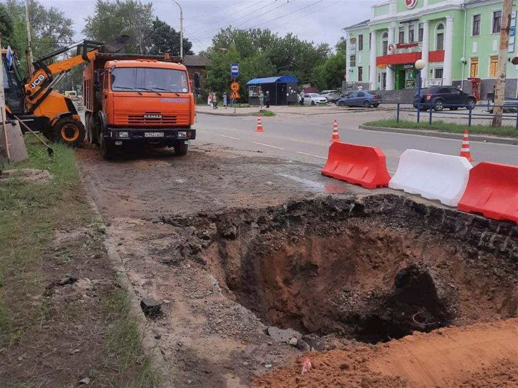 Бригады «Костромагорводоканала» оперативно ликвидировали провал на улице  Ленина