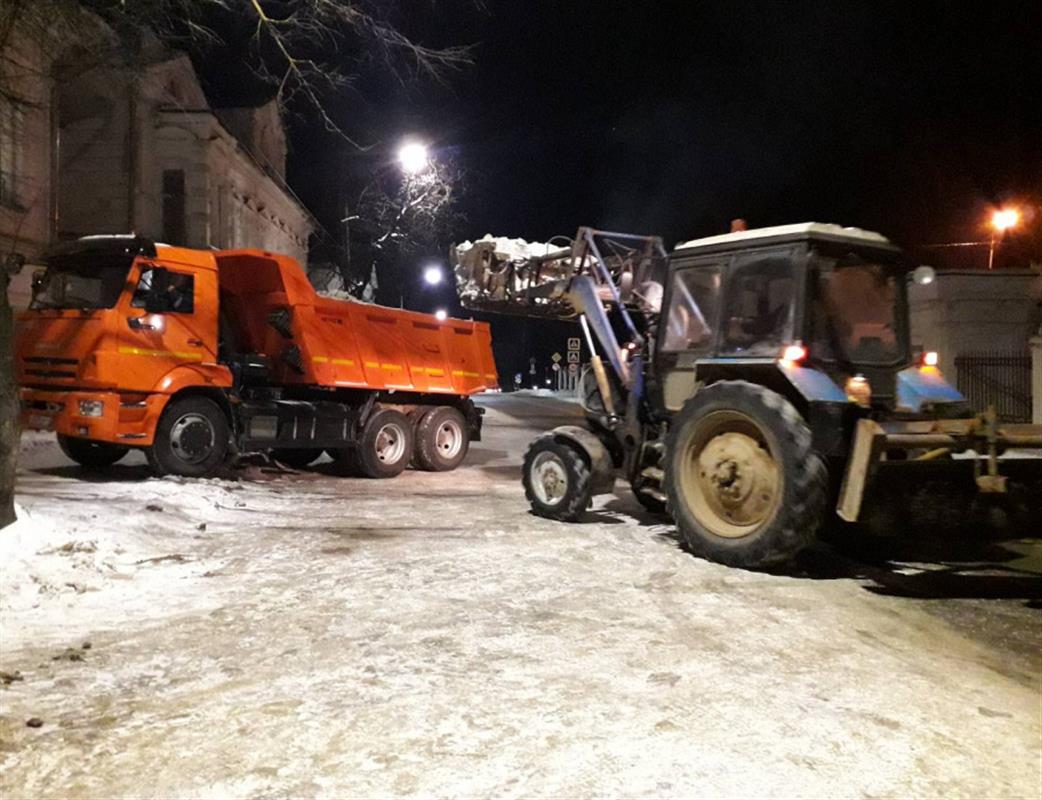 Уборка снега на улицах Костромы ведётся в круглосуточном режиме