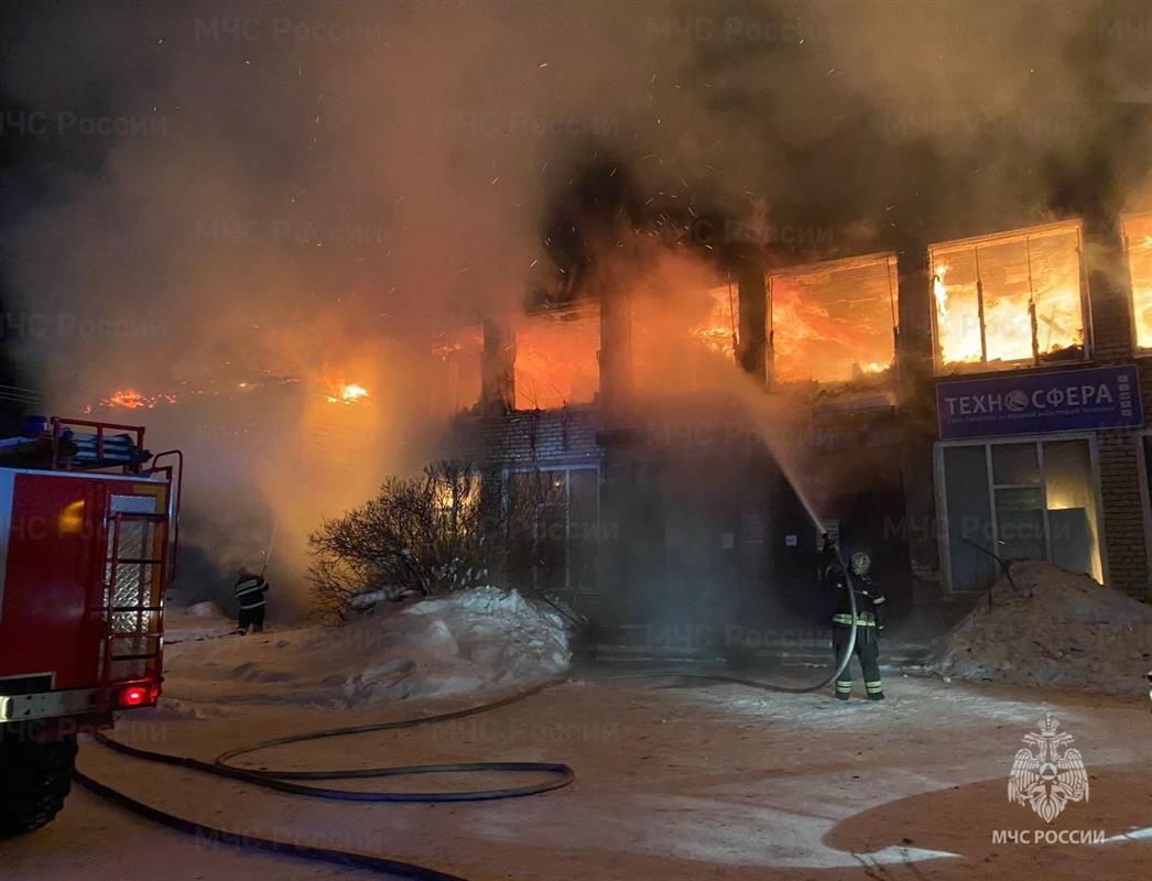 Названы возможные причины пожара, уничтожившего два здания в костромском посёлке