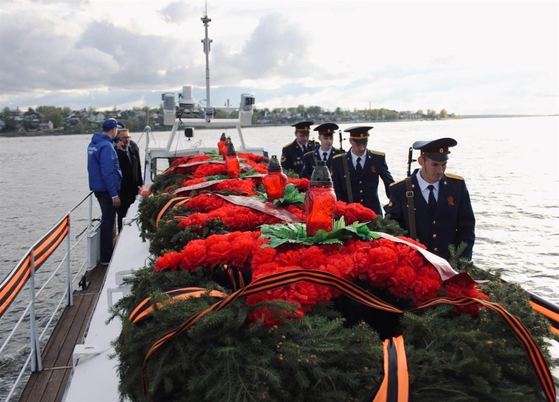 В память о защитниках Отечества в Костроме спустили на воду венки Победы
