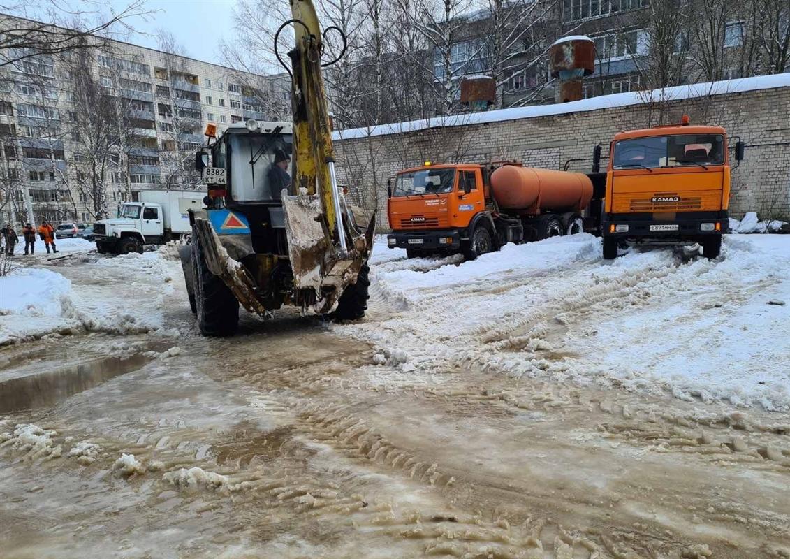 Из-за аварии на сетях в два заволжских микрорайона Костромы подвозят воду