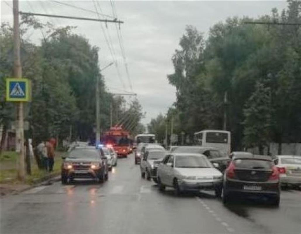 Начинающий костромской водитель столкнулся с тремя машинами и сбил пешехода 