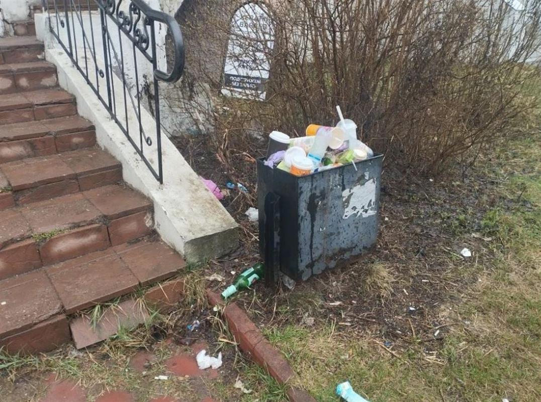 Переполненные урны с мусором рядом с костромскими магазинами теперь вне закона
