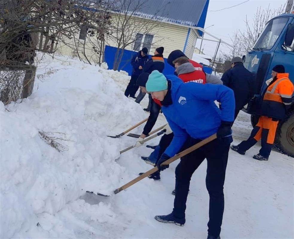 Костромские волонтеры помогли жене участника СВО с уборкой снега