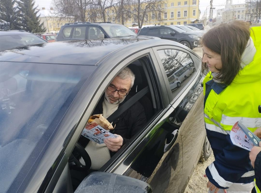 Автоинспекторы поздравили костромских водителей с Днём защитника Отечества