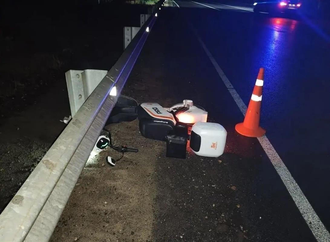 На костромской трассе водитель электроскутера врезался в ограждение
