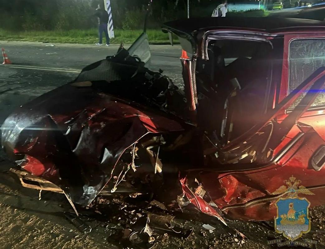 В лобовом столкновении двух авто в Костроме пострадали четыре человека