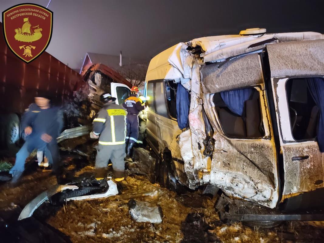 В Костромском районе пассажиры микроавтобуса пострадали при столкновении с грузовиком 