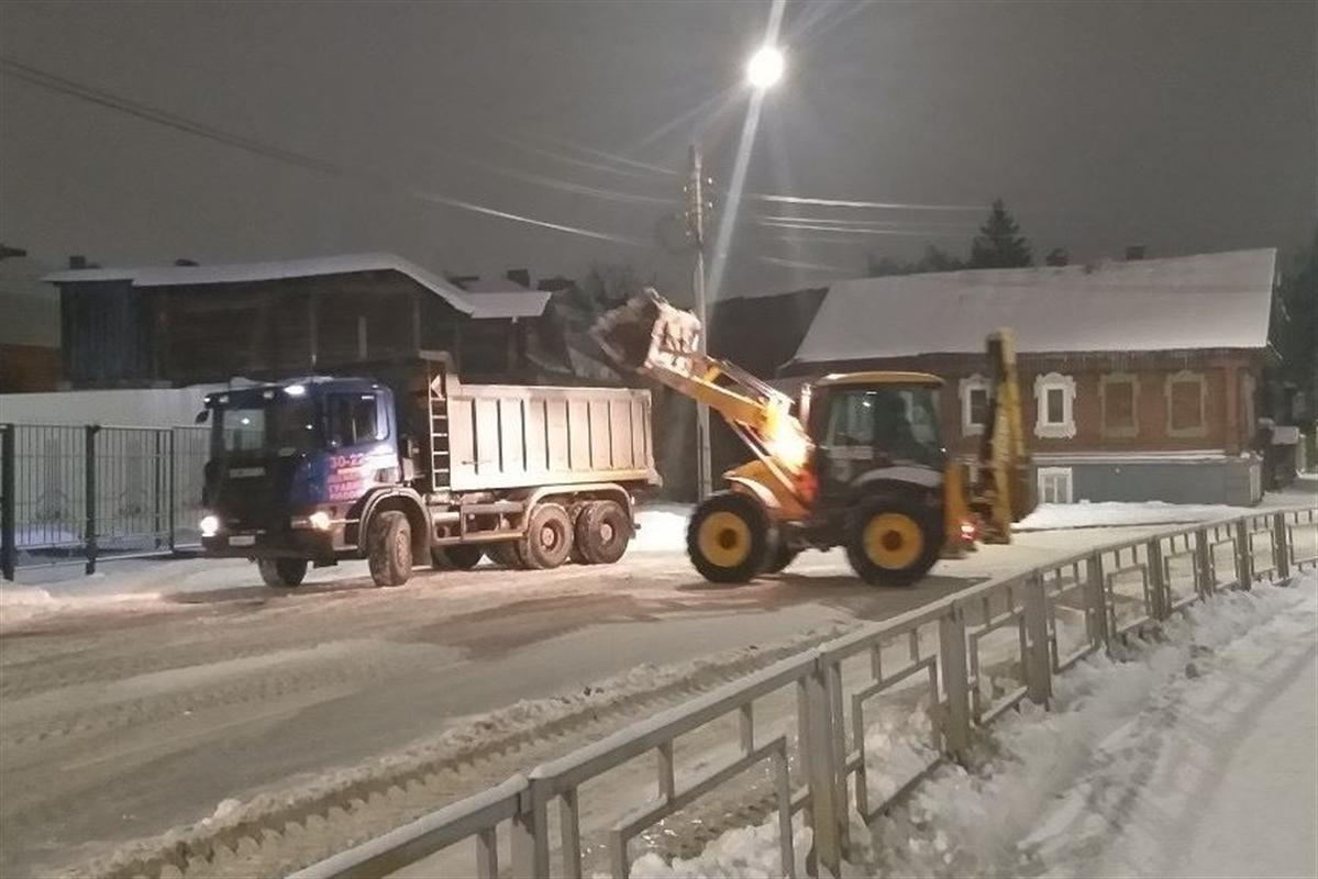 Дорожники чистили Кострому от снега всю ночь