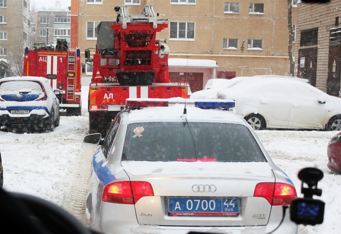 В Костроме проверили возможность беспрепятственного проезда пожарной техники во дворах
