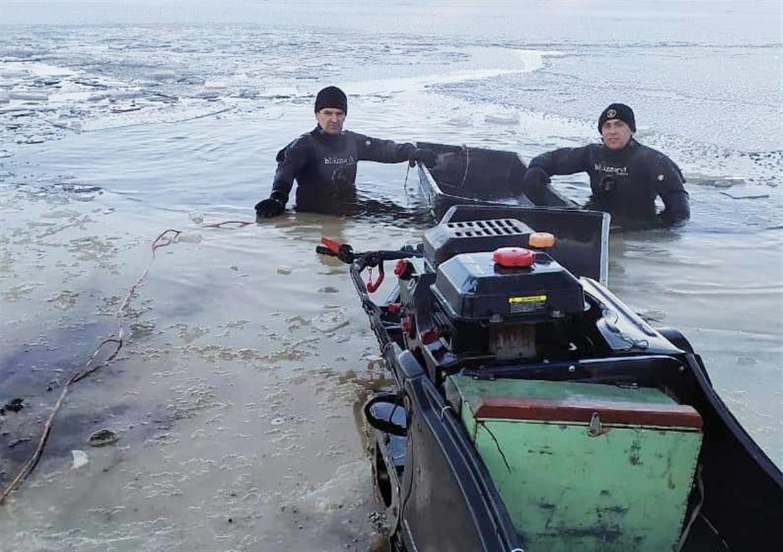 Спасатели достали провалившийся под лед мотобуксировщик рыбаков