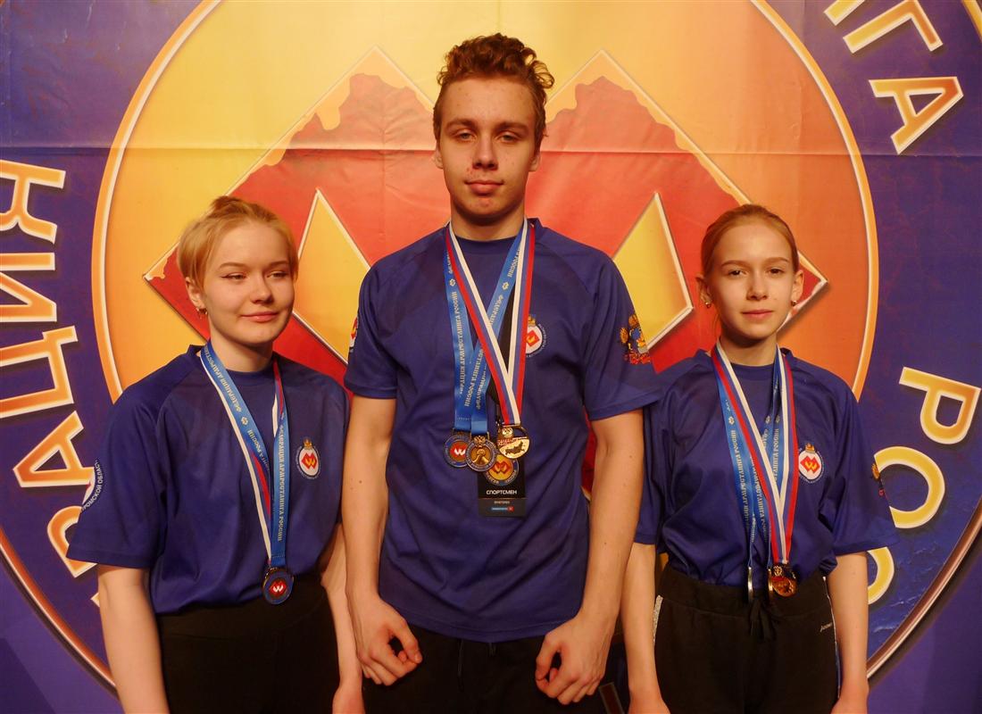 Костромичи завоевали «золото» на юношеском первенстве России по армрестлингу
