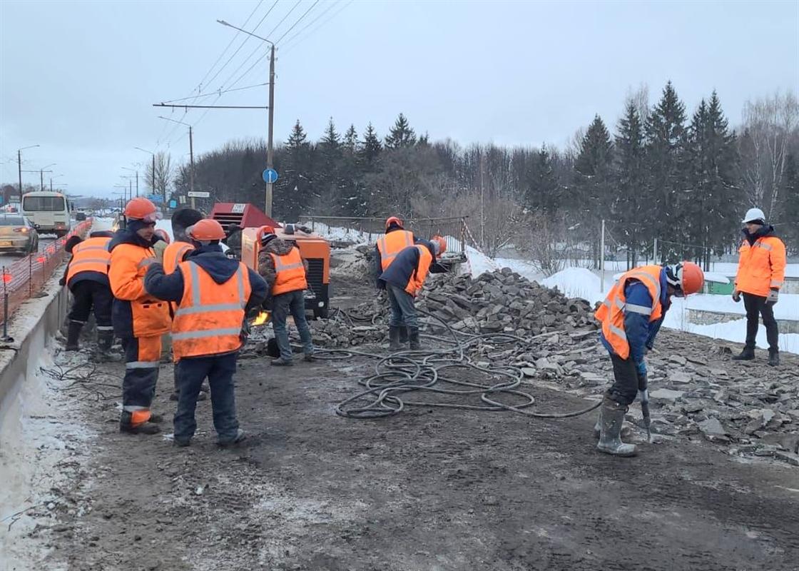 На мосту и на путепроводе в Костроме подрядчики разбирают старый асфальт 
