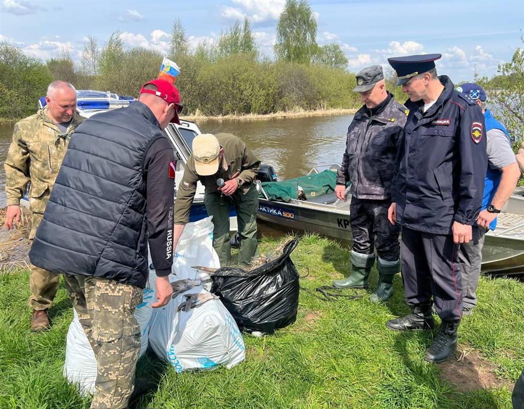 Костромичи собрали более тонны мусора и сетей в ходе акции «Чистые водоёмы» 
