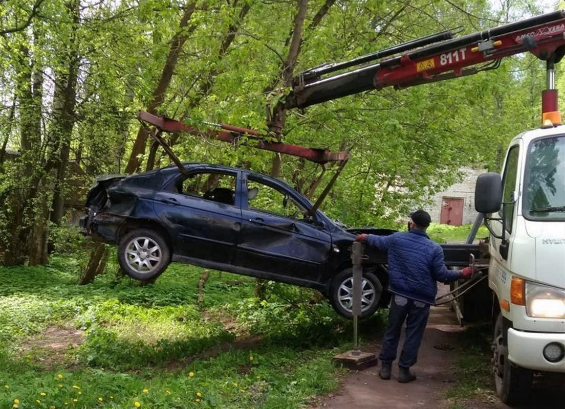 Ещё 15 брошенных жителями автомобилей убрали с улиц Костромы  