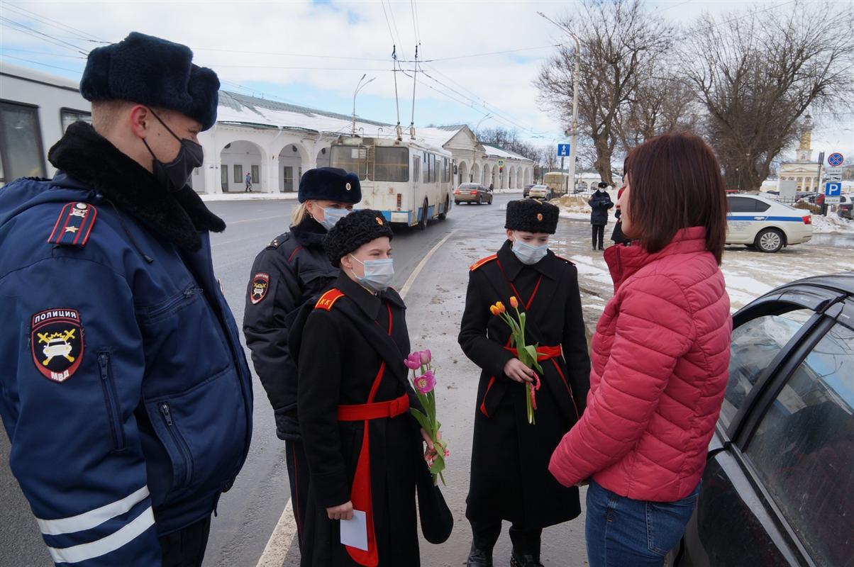 В центре Костромы дорожные полицейские останавливали автоледи, чтобы сделать комплимент