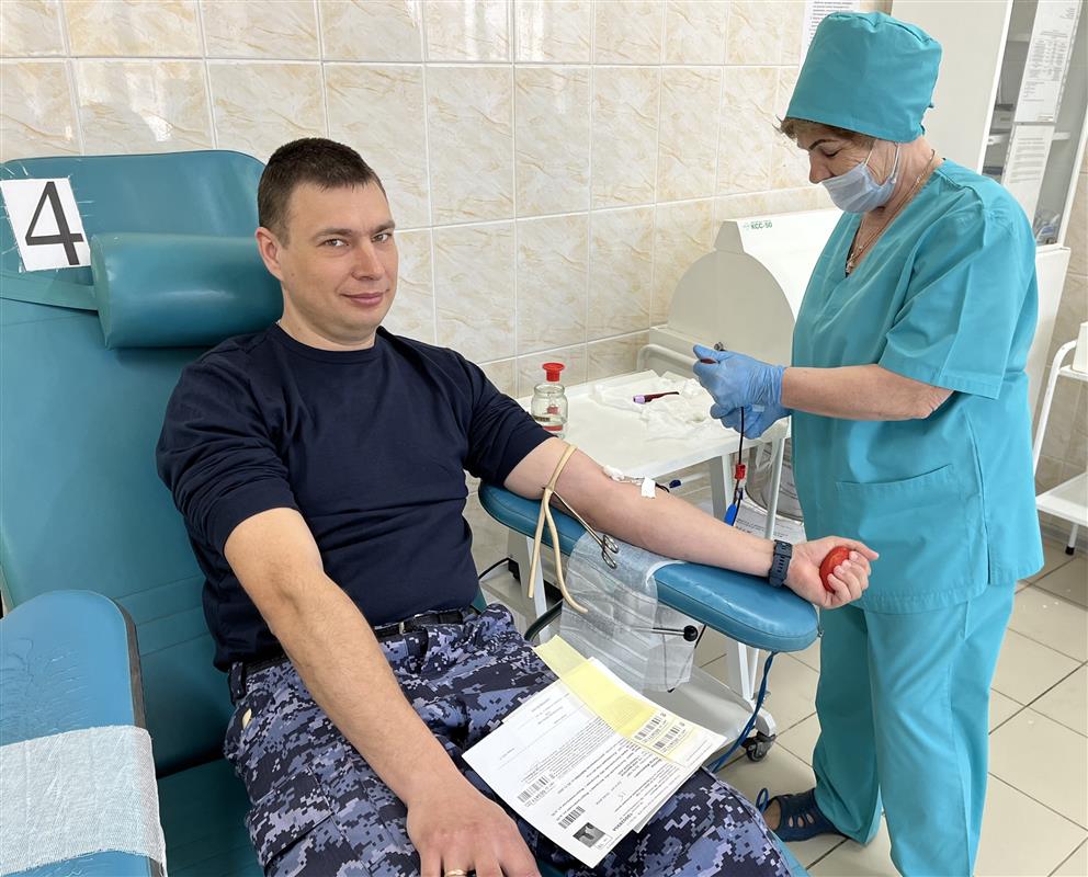 «От сердца к сердцу»: в День донора костромские росгвардейцы сдали кровь 