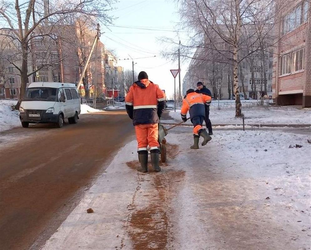 Тротуары на второстепенных улицах Костромы обрабатывают противогололедными смесями
