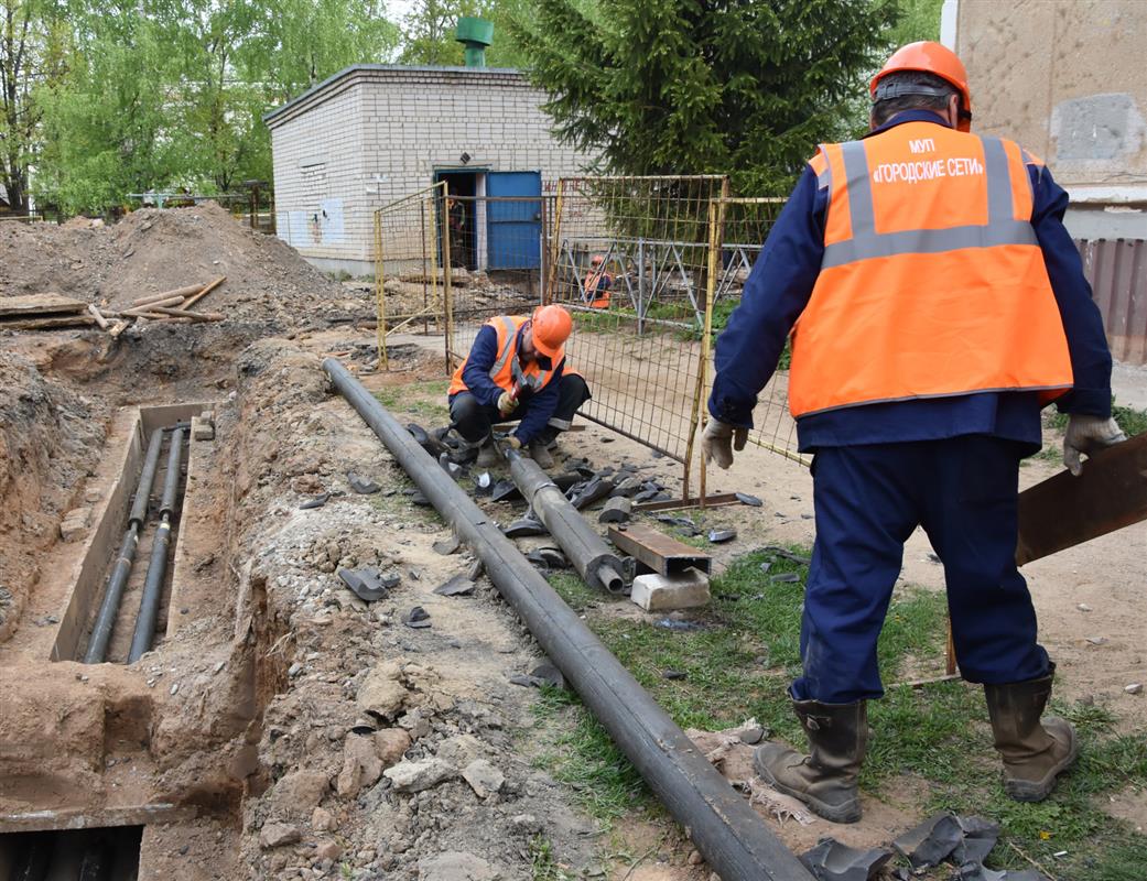Ремонты на тепловых сетях в Костроме проводят более ста человек
