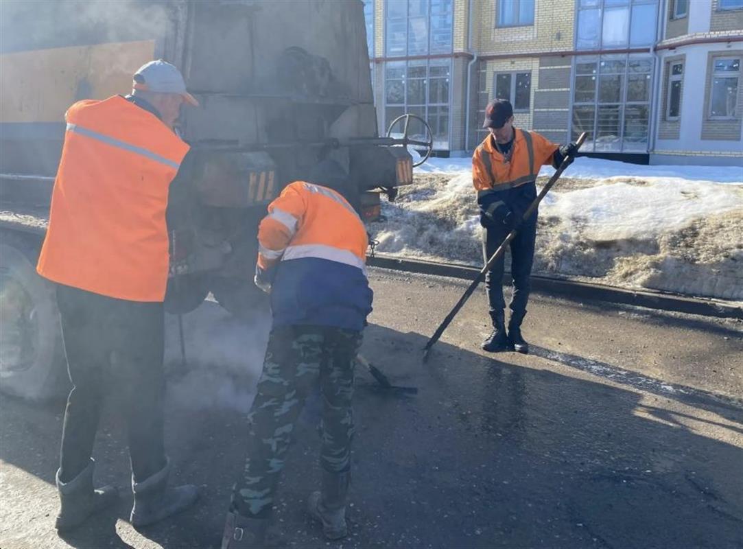 В Костроме восстанавливают асфальтовое покрытие дорог после зимы