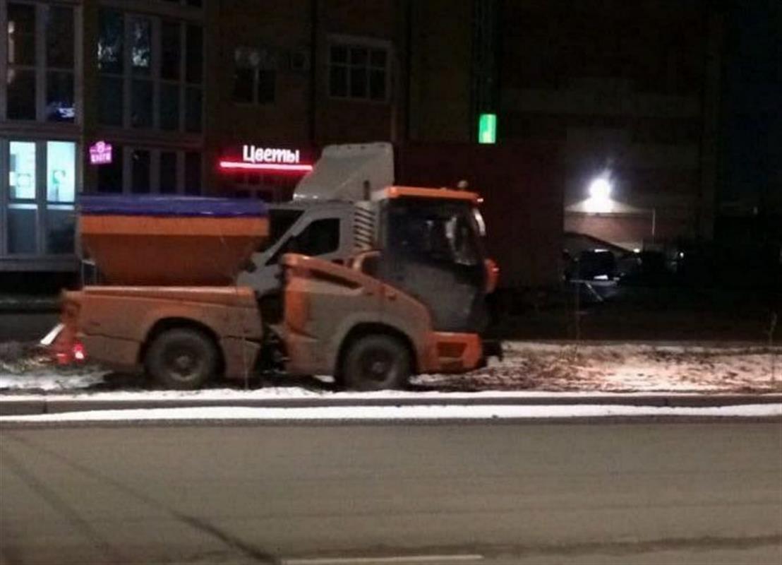 Дорожники удаляют опасную наледь в костромских улиц
