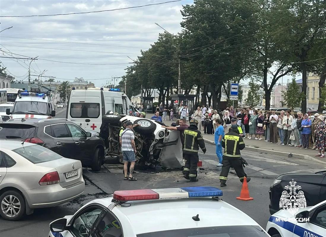Два автомобиля не смогли разъехаться и столкнулись в центре Костромы