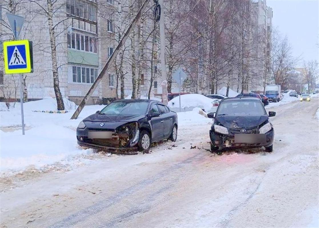 Не уступил дорогу: в Костроме не смогли разъехаться две «легковушки»