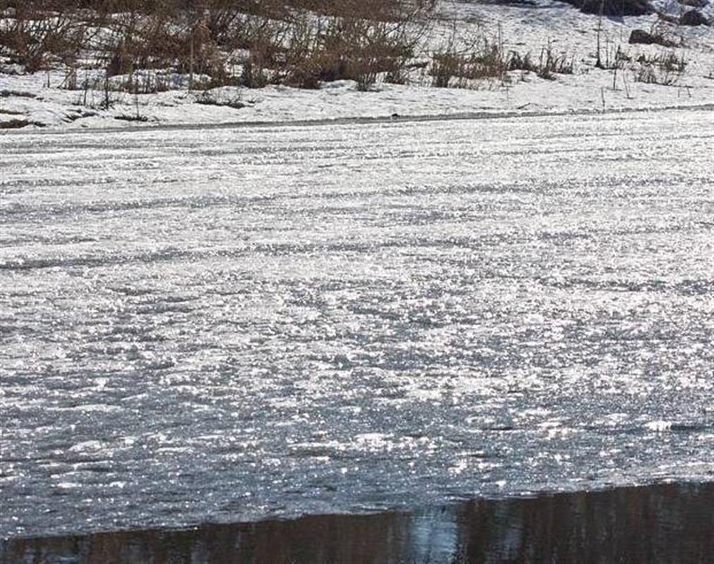 Из-за работ на защитных сооружениях Костромской низины выход на лёд особо опасен
