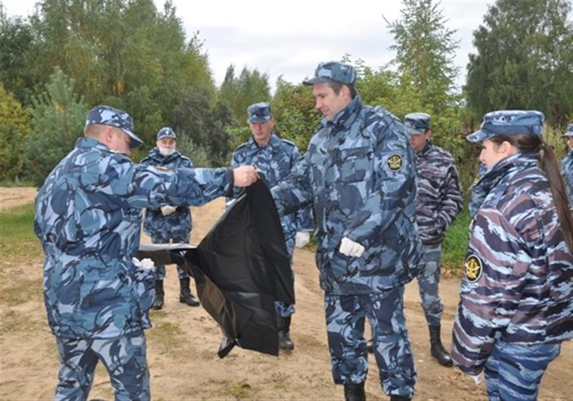 Чернигинскую набережную в Костроме очистили от мусора люди в форме