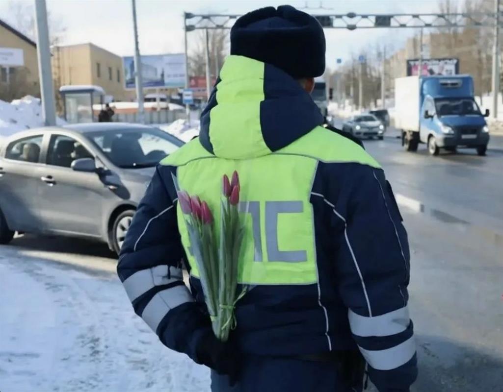 Инспекторы ДПС поздравили костромских автоледи с Международным женским днём
