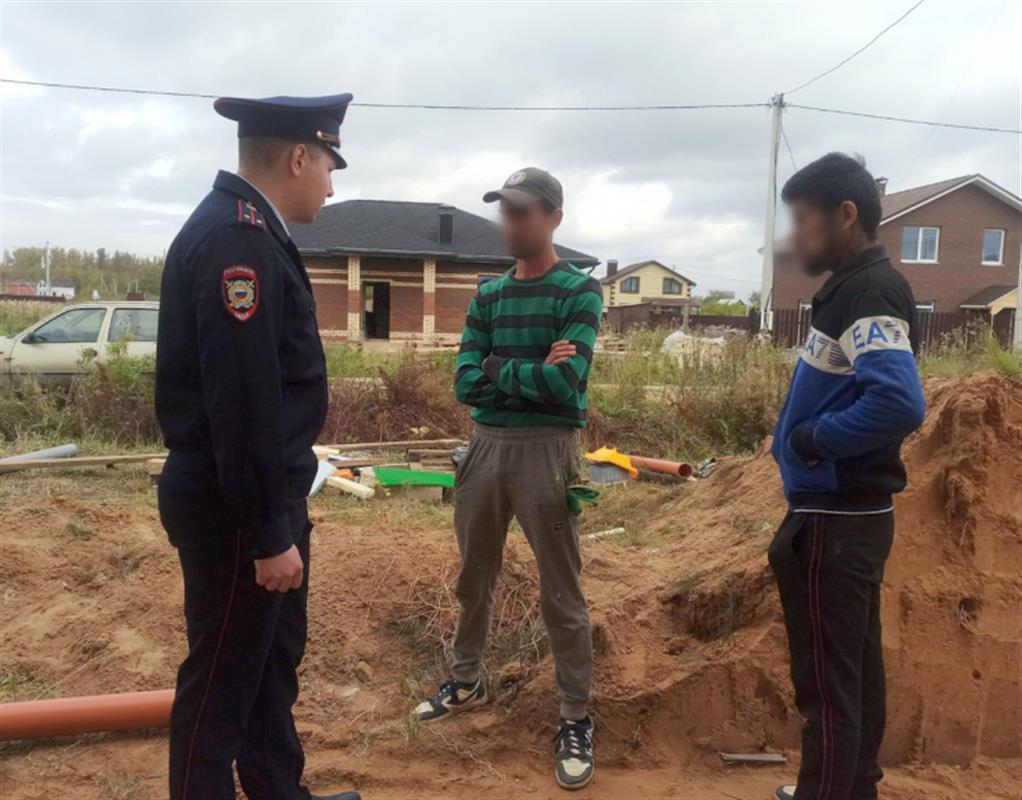 Полицейские проверяют законность пребывания в Костромской области трудовых мигрантов
