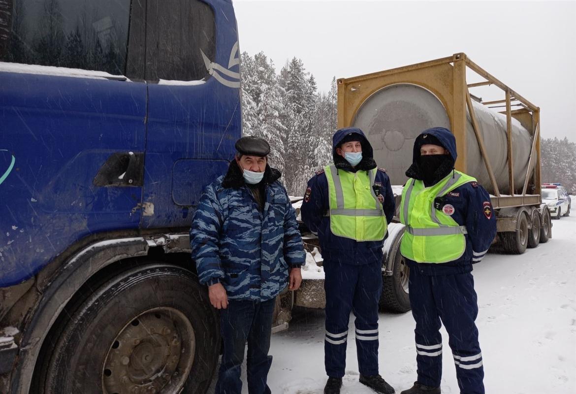 Из-за морозов водитель большегруза застрял на трассе в Костромской области