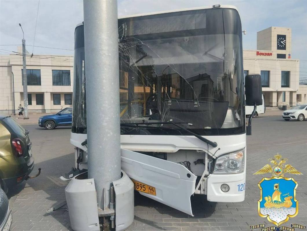 Автобус без водителя врезался в автомобиль, а затем въехал в столб в Костроме